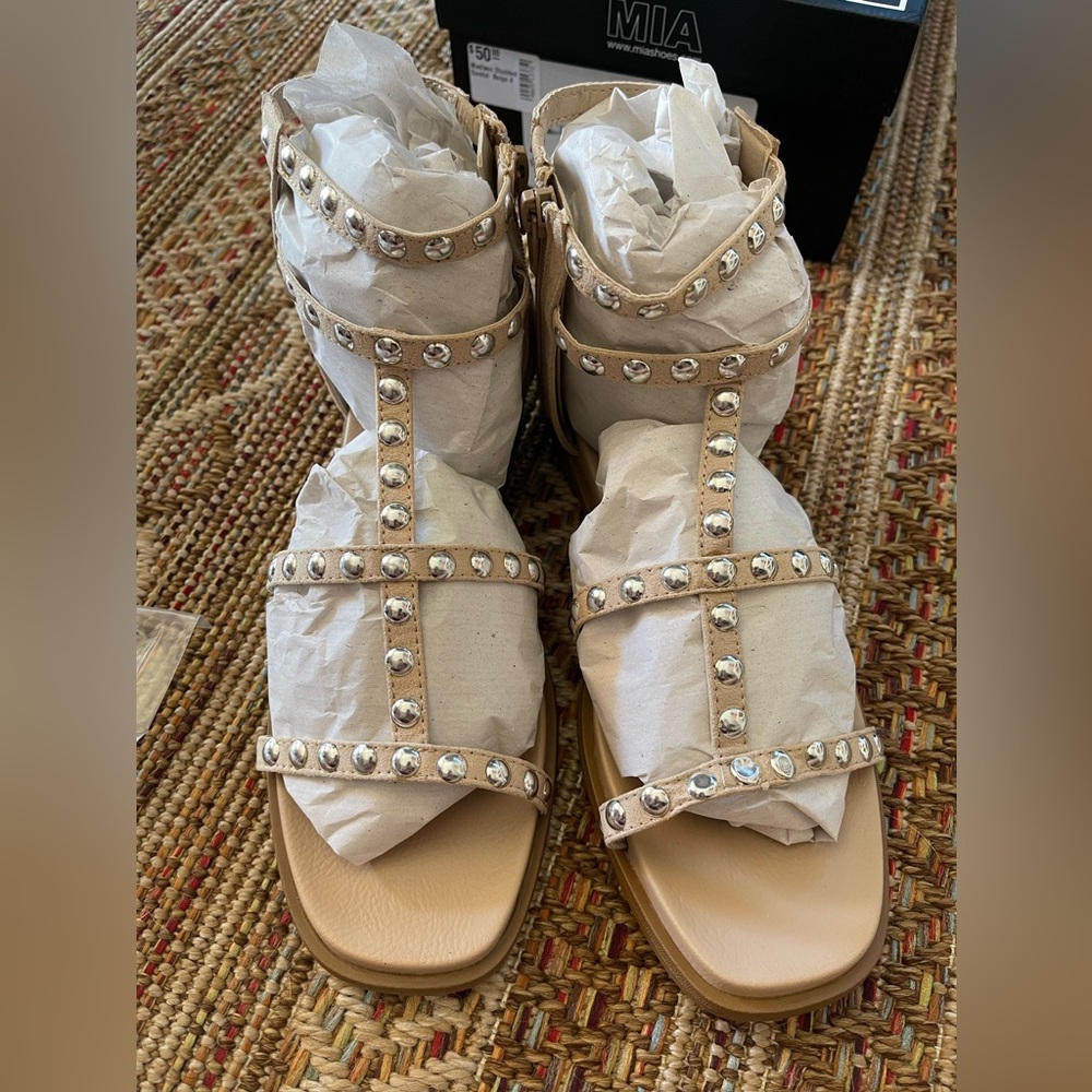 MIA sandals New Size 8